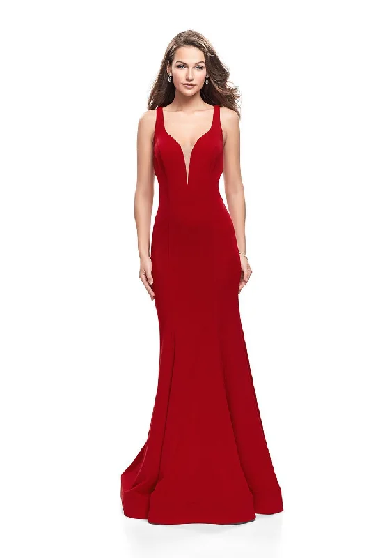 Formal Dress for Emmy AwardsLa Femme - 25594 Plunging Sweetheart Jersey Mermaid Gown